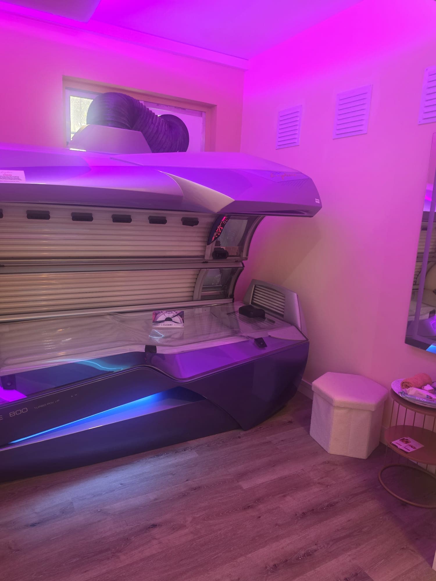 Máquina de solário horizontal Excellence 800 com iluminação rosa e azul